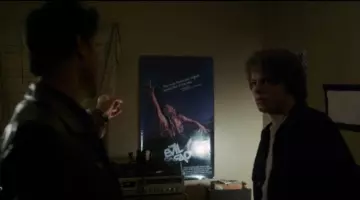 The Evil Dead Movie Original Poster in Jonathan Byers (Charles Heaton) bedroom as seen in dans Stranger Things season 1