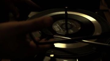 Island in the stream (Kenny Rogers, Dolly Parton) listened by Bob Newby (Sean Astin) and Joyce Byers (Winona Ryder) as seen in Stranger Things S02E02