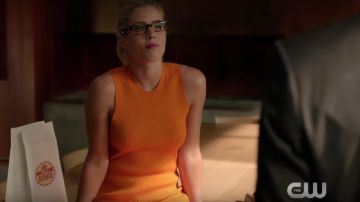 La robe orange sans manche de Felicity Smoak (Emily Bett Rickards) dans Arrow S06E03