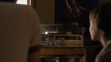 Fisher MC-4550 hi-fi system of Jonathan Byers (Charlie Heaton) as seen in Stranger Things S01E01