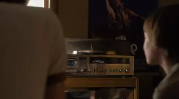 Fisher MC-4550 hi-fi system of Jonathan Byers (Charlie Heaton) as seen in Stranger Things S01E01