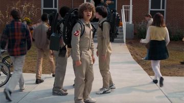 Ghostbusters Électronique Proton Pack Projecteur porté par Dustin Henderson (Gaten Matarazzo) comme on le voit dans des Choses plus étranges de la saison 2