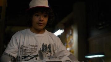 Camiseta de Grass Valley Guest Ranch usada por Dustin Henderson (Gaten Matarazzo) como se ve en el episodio de la temporada 1 de Stranger Things 
 3