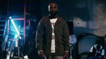 Le sweatshirt blanc Jeune Riche de Kaaris dans son clip Dozo