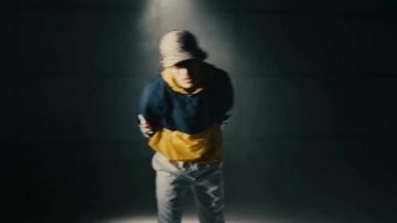 La veste noire et jaune Fila de MMZ dans son clip Pardon