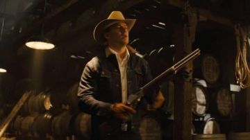 La répétition de la Tequila (Channing Tatum) est en utilisant comme on le voit dans Kingsman: Le Cercle d'Or