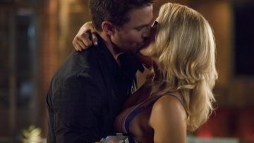 El sujetador azul natori de Felicity Smoak (Emily Bett Rickards) en Arrow S06E03
