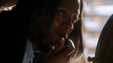 The lipstick rouge Coco Shine Chanel of Annalise Keating (Viola Davis) in How to Get Away with Murder S04E03