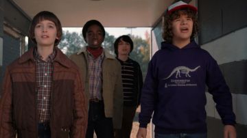 Dustin Henderson (Gaten Matarazzo) Blue Brontosaurus Hoodie en Stranger Things Temporada 2 Episodio 1