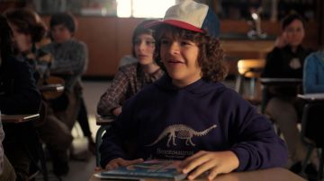 Le sweatshirt Brontosaurus de Dustin Henderson (Gaten Matarazzo) dans Stranger Things Saison 2 Episode 1