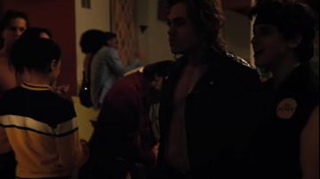 L'écusson "No Mercy" de la tenue Cobra Kai de la soirée d'Halloween dans Stranger Things S02E02