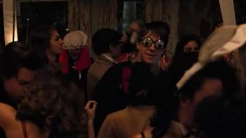Les lunettes avec des yeux mobiles vu dans la soirée d'halloween de Stranger Things S02E02