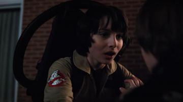 The crest Ghostbusters outfit Mike Wheeler (Finn Wolfhard) in Stranger Things S02E02