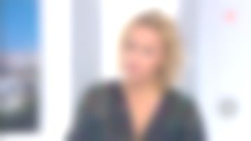 The flower dress by Caroline Roux in Télématin from the 26/10/2017