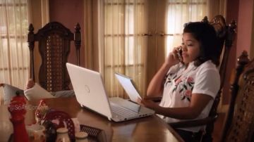 Camisa de bordado de flores de Jane Villanueva (Gina Rodríguez) en Jane The Virgin S04E03