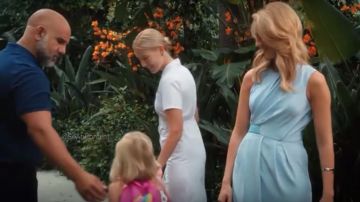 La robe bleue Carven de Petra Solano (Yael Grobglas) dans Jane The Virgin S04E03