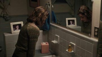 Avon Cologne en el baño de la casa de barb en Stranger Things S02E01