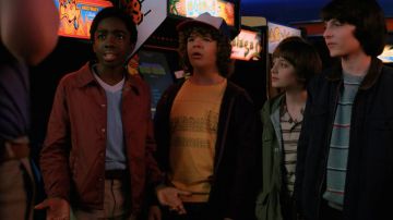 La camiseta amarilla "Tabla periódica de los elementos" de Dustin Henderson (Gaten Matarazzo) en Stranger Things S02E01