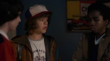 Dustin Henderson (Gaten Matarazzo) gorra de los 80 en Stranger Things S01E02