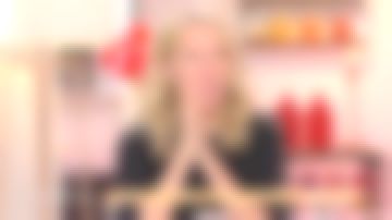 Le Pull noir boutons dorés sur un bras de Agathe Lecaron dans La maison des maternelles du 30/10/2017