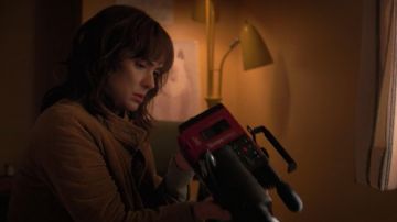 The camcorder VHS red JVC GR-45E Joyce Byers (Winona Ryder) in Stranger Things S02E03