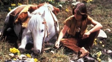The necklace Auryn Bastien (Barret Oliver) in neverending story