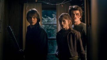 El bate de béisbol de Jonathan Byers (Charlie Heaton) en la temporada 2 de Stranger Things
