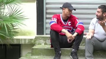 La maillot Adidas des Mon­treal Cana­diens porté par Mister V lors de l'interview de Mouloud Achour dans Clique Dimanche