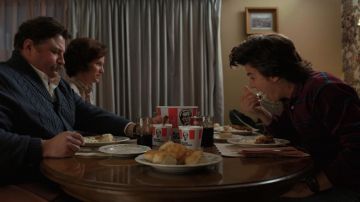Les buckets KFC / Kentucky Fried Chicken chez les parents de Barb dans Stranger Things S02E01