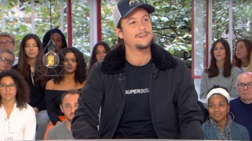 Le blouson aviateur noir porté par Nekfeu dans Clique Dimanche avec Mouloud Achour