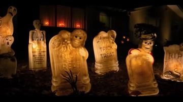 Le cimetière lumineux pour Halloween devant la maison de Dustin Henderson (Gaten Matarazzo) dans Stranger Things S02E01