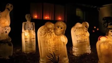 La tumba de luz fantasma para Halloween frente a la casa de Dustin Henderson (Gaten Matarazzo) en Stranger Things S02E01