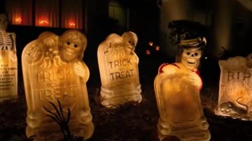 La tombe lumineuse R.I.P. pour Halloween devant la maison de Dustin Henderson (Gaten Matarazzo) dans Stranger Things S02E01