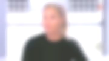 The sweater black golden buttons on a sleeve of Charlotte Bouteloup in Télématin from the 30/10/2017