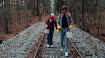 Le jean porté par Dustin Henderson (Gaten Matarazzo) dans Stranger Things Saison 2 Episode 6