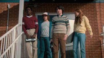 Le t-shirt montgolfière gris de Dustin Henderson (Gaten Matarazzo) dans Stranger Things Saison 2 Episode 4