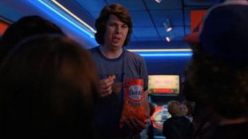 Les chips Cheetos Puffs de Keith (Matty Cardarople) dans Stranger Things S02E01