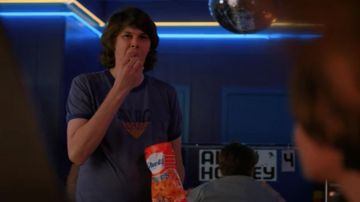 Le t-shirt bleu "Palace Arcade" de Keith (Matty Cardarople) dans Stranger Things S02E01