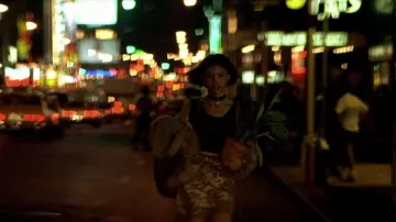 Le quartier de Times Square à New York traversé de nuit par Mathilda (Natalie Portman) dans Léon