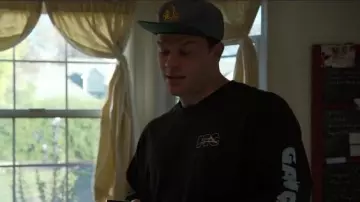 Le sweatshirt Lakai de Dylan Maxwell (Jimmy Tatro) dans American Vandal