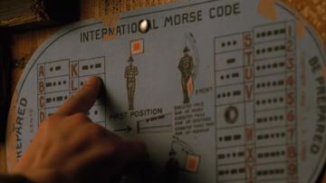 Le code morse international en format "Pocket Signal Disk" dans Stranger Things S02E02