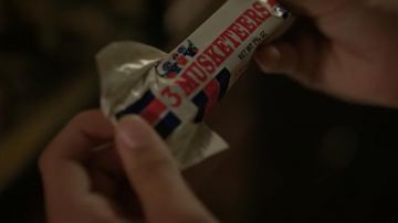 La barre chocolatée au nougat "3 Musketeers" de Dustin Henderson (Gaten Matarazzo) dans Stranger Things S02E03