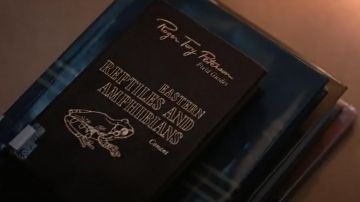 Le manuel de Dustin Henderson (Gaten Matarazzo) sur les reptiles et les amphibiens dans Stranger Things Saison 2 Episode 2