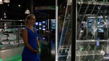La robe bleue Sandro de Felicity Smoak (Emily Bett Rickards) dans Arrow S06E03