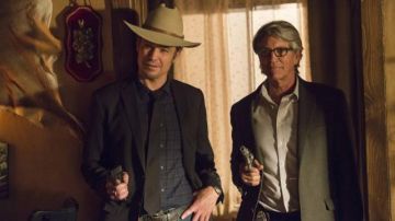 Chaqueta Blazer negra usada por Raylan Givens (Timothy Olyphant) como se ve en el vestuario del programa de televisión Justified (Temporada 5 Episodio 2)