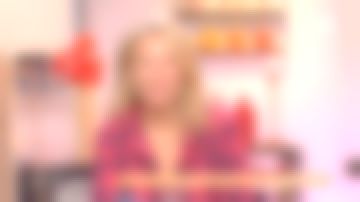 La chemise à carreaux rouge de Agathe Lecaron dans La maison des maternelles du 01/11/2017