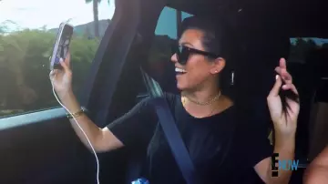 Les bracelet en or de Kourtney Kardashian dans L'incroyable famille Kardashian S12E18