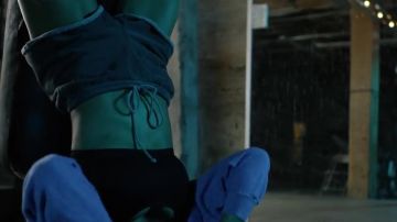 Pantalones cortos Roxy gris oscuro usados por Jennie Pegouskie, la pequeña novia boxeadora de Ed Sheeran en Shape of You