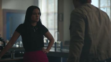 Le top noir Ted Baker de Veronica Lodge (Camila Mendes) dans Riverdale S02E04