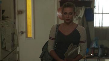 The t-shirt Forever 21 Betty Cooper (Lili Reinhart) in Riverdale S02E04